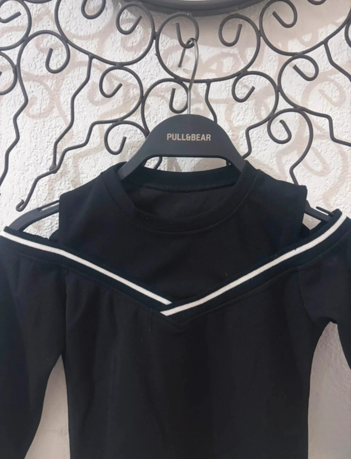 Moletom Original Preto "Cold Shoulder" com Ombros Expostos e Faixas Esportivas • 4 anos – photo 3